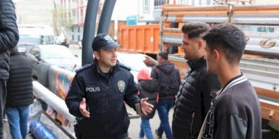 Bingöl’de polis vatandaşı kapı kapı bilinçlendiriyor