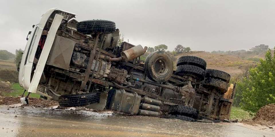 Enkaz taşıyan kamyon yan yattı!