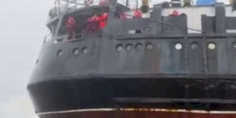 Karaya oturan gemideki tüm persenel tahliye edildi