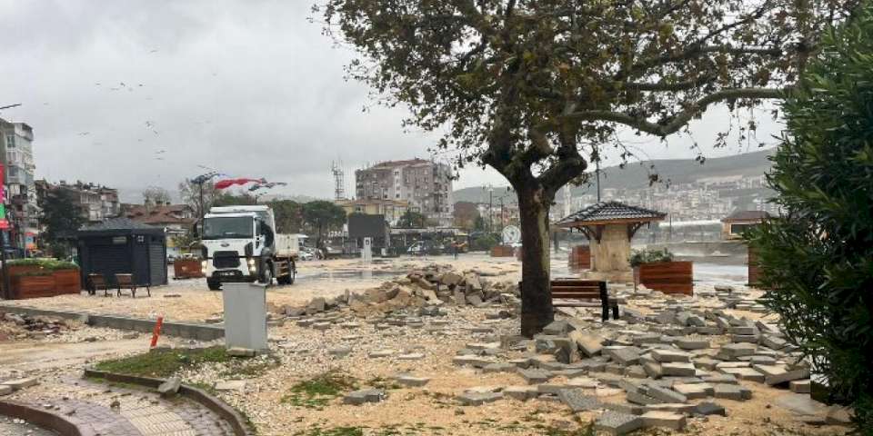 Bursa Gemlik sahilinde azgın dalgalar kordona taştı