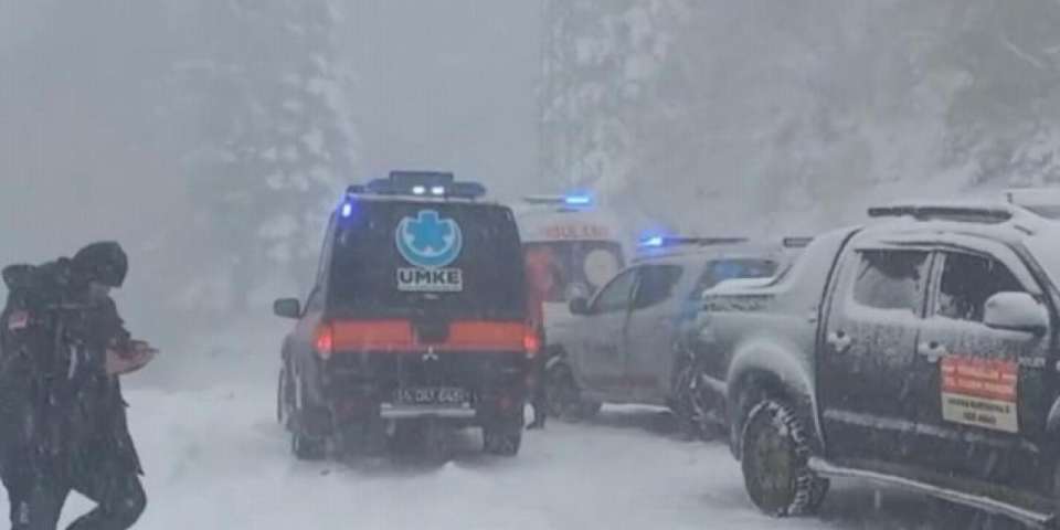 Bolu'da kar ve tipi nedeniyle turistler mahsur kaldı