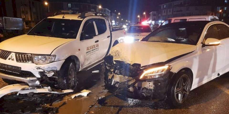 Düzce'de kamyonet ile otomobil çarpıştı: 5 yaralı