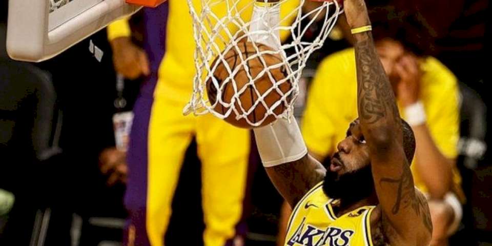 Los Angeles Lakers 131-99 Utah Jazz (Maç Sonucu) LeBron rekor kırdı! Lakers farklı kazandı