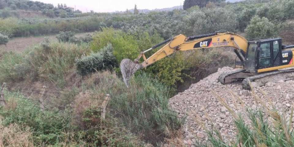 Hatay'da olası taşkınlara karşı temizlik sürüyor
