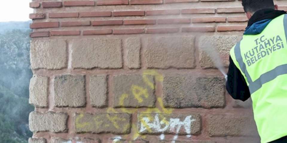 Tarihe saygısızlığa Kütahya temizliği!