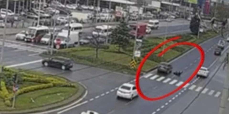 Kırmızı ışıkta yolun karşısına geçti... Olan oldu!