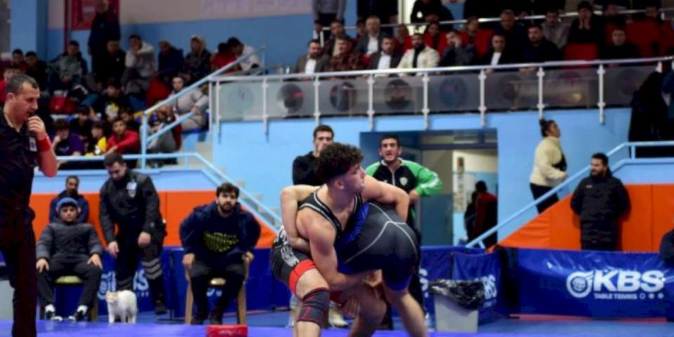 Reşit Karabacak Güreş Turnuvası’nda nefes kesen mücadele