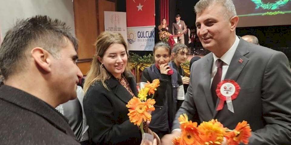 Ali Yıldırım Sezer'den öğretmenlere çiçekli kutlama