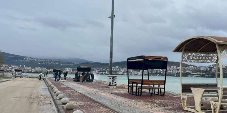 Bursa Gemlik sahil yolu ulaşıma yeniden açıldı