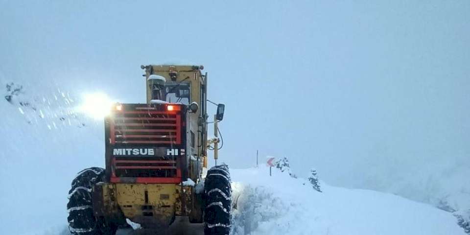 Kayseri Büyükşehir kırsalın kardan kapanan yolunu açtı