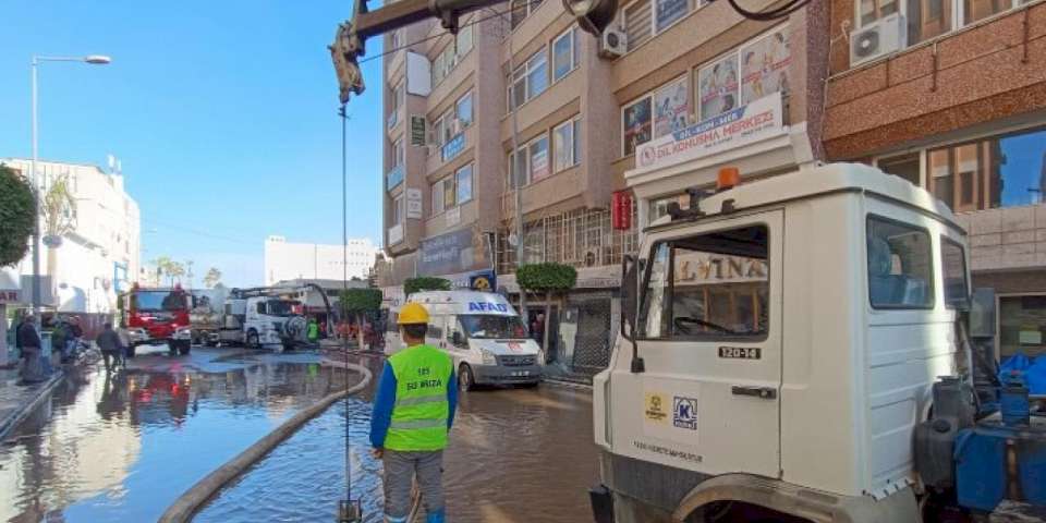 KOSKİ, Hatay'da deniz taşkınına müdahale etti