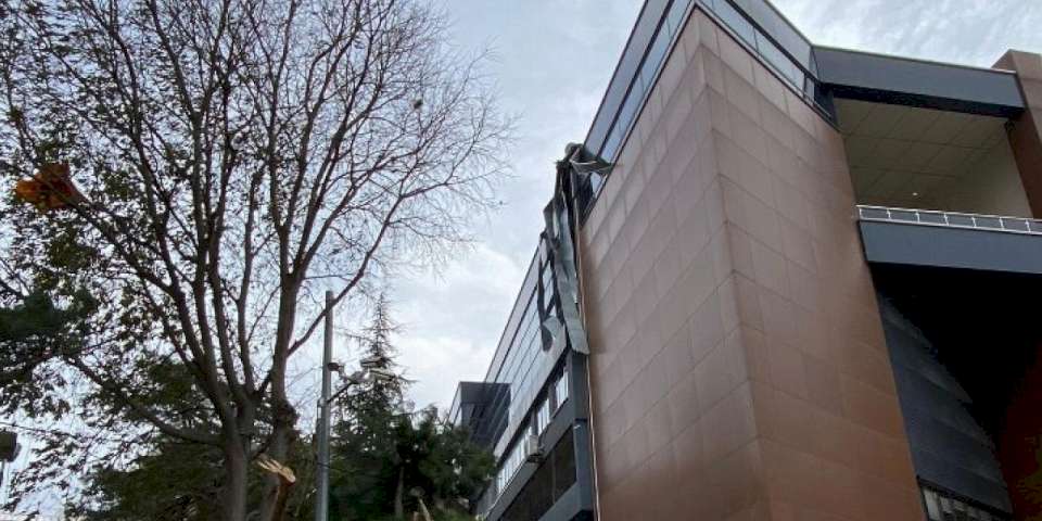 Yıldırım'da uyumayan kütüphane lodosa dayanamadı