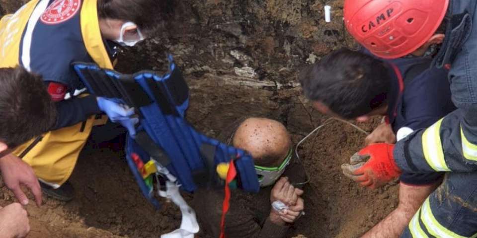 Göçükte sıkışan vatandaşı Kocaeli itfaiyesi kurtardı