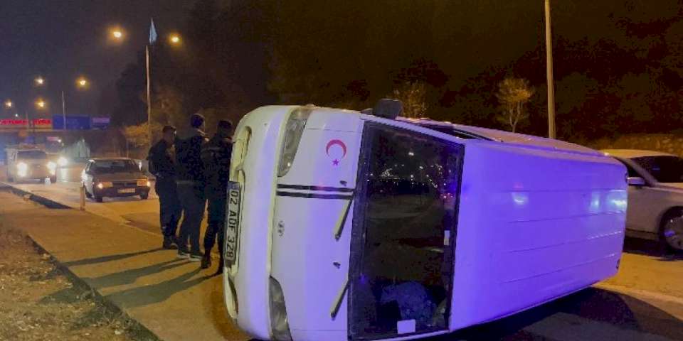 Adıyaman'da seyir halindeki minibüs takla attı!