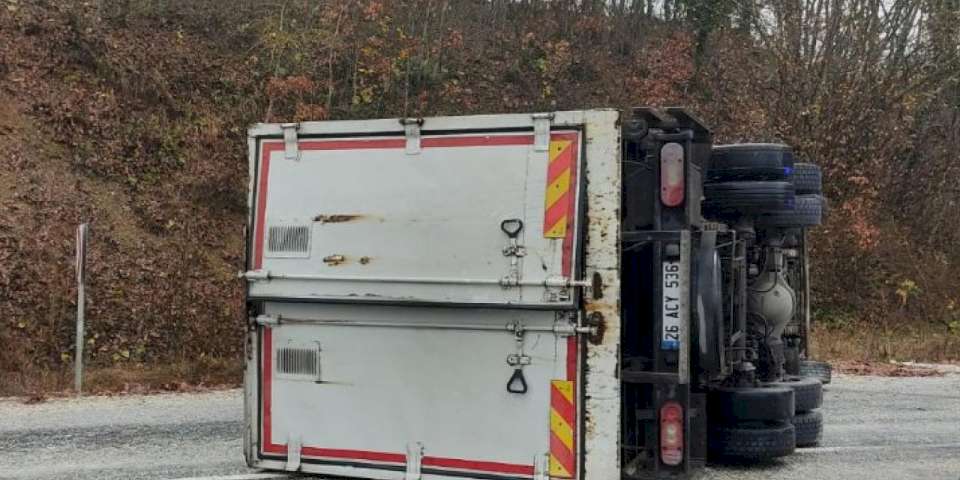 Virajı alamayan kamyon yan yattı: 2 yaralı