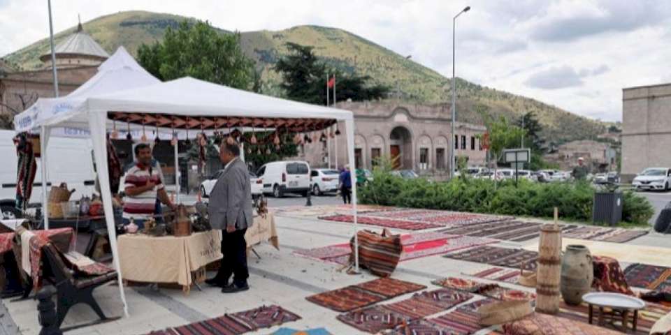 Kayseri Talas'ta yılın son antika pazarı