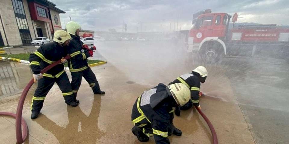 Acil durum ekiplerine Kocaeli İtfaiyesi'nden eğitim