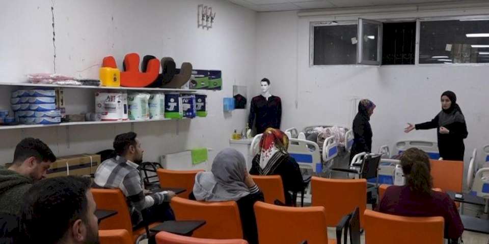 Hasta ve yaşlı bakım kursuna yoğun ilgi