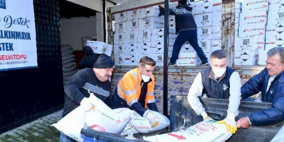 Karabağlar'da tonlarca gübre ve bordo bulamacının dağıtılıyor