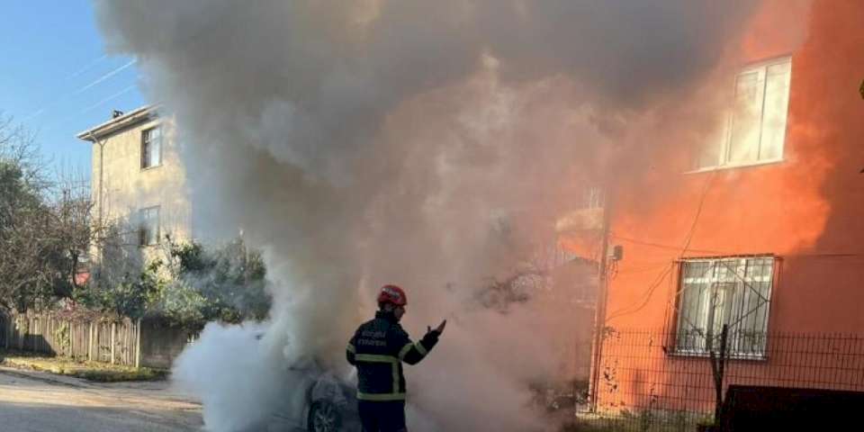 Alev alan otomobili Kocaeli İtfaiyesi söndürdü