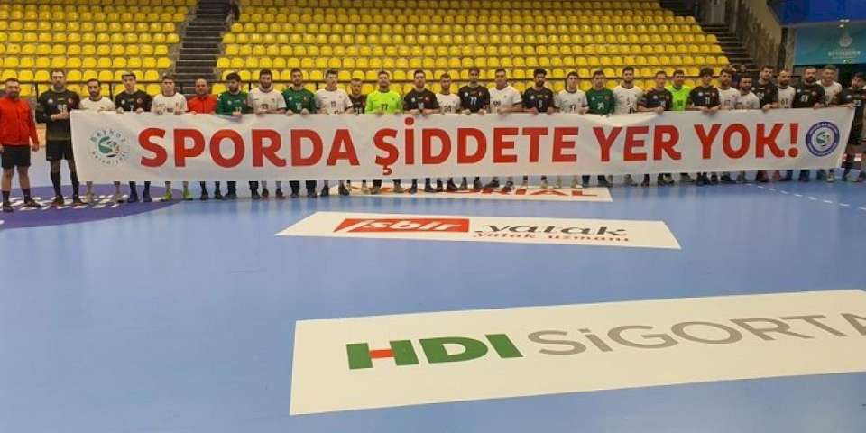 Erkek hentbolunda maçlar 10 dakika geç başladı