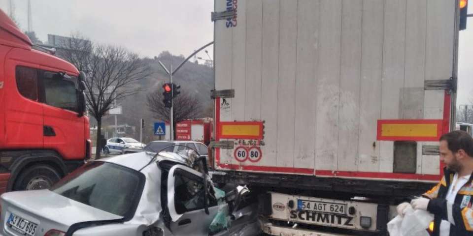 Pazaryeri’nde TIR’a otomobil çarptı! 1 ölü 1 yaralı