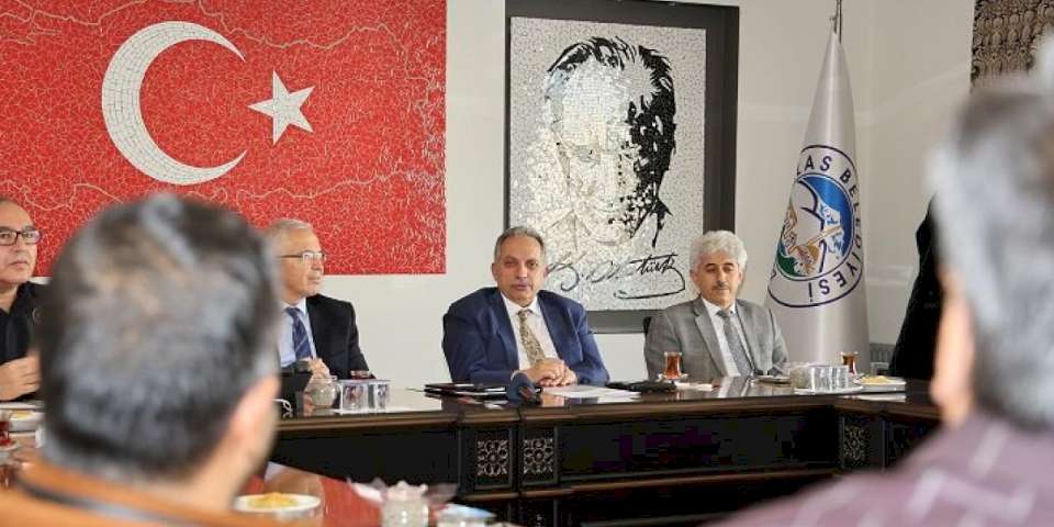 Kayseri Talas muhtarlara 5 yılın karnesini sundu