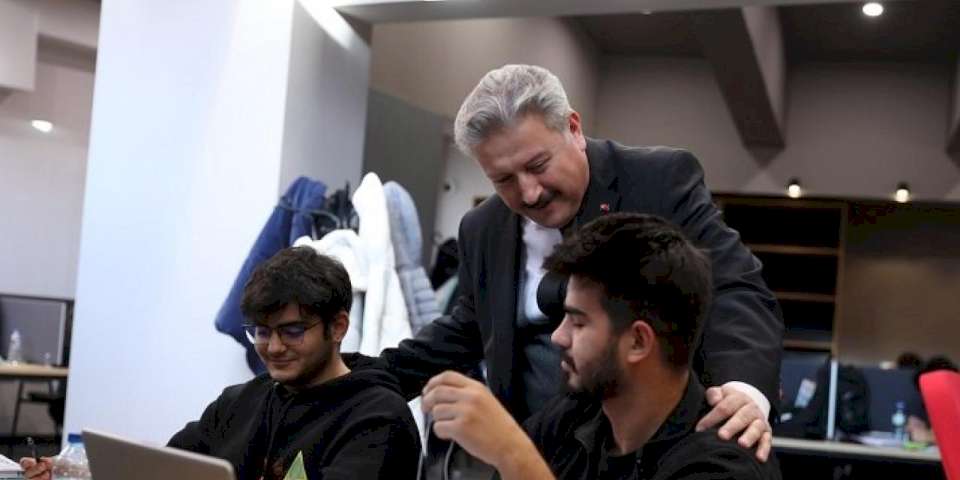 Mustafa Palancıoğlu kütüphanede gençlerle buluştu