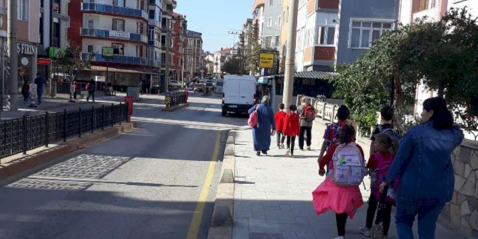 Edirne Keşan'da kaldırıma park eden araçlar isyan ettirdi!