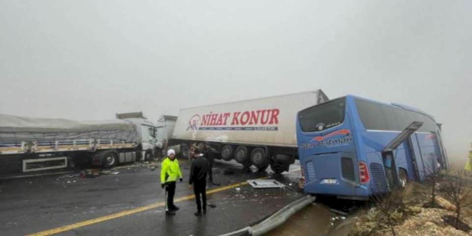 Şanlıurfa'da 'sis' faciası... Otobüs ve 2 TIR çarpıştı, çok sayıda yaralı var