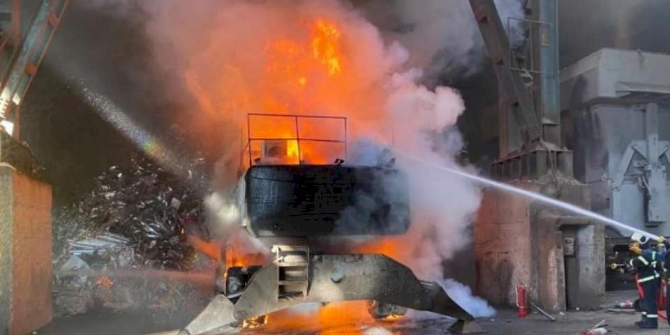 Kocaeli İtfaiyesi'nden Dilovası’ndaki yangına müdahale