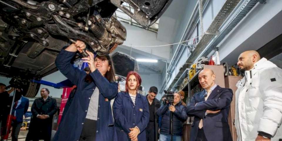 Otomotive kadınlar eli değiyor