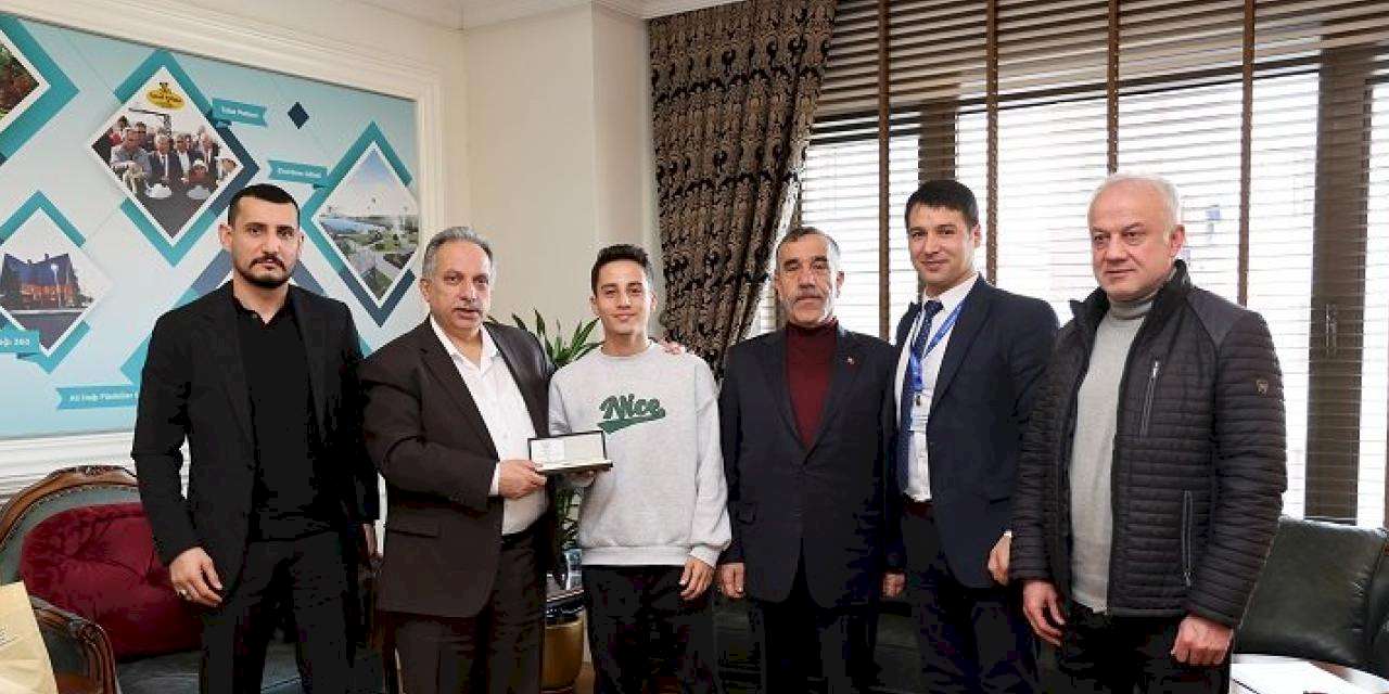 Kayserili şampiyon boksör Başkan Yalçın'a konuk oldu