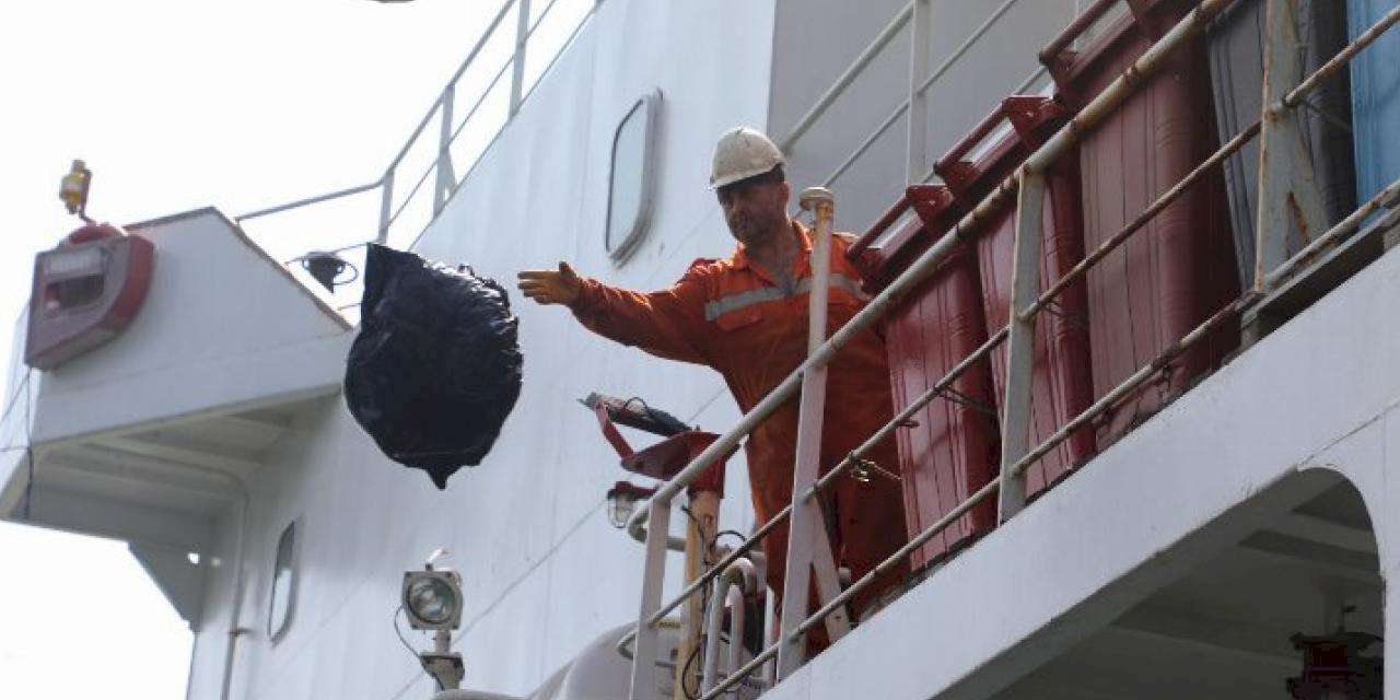 Gemilerden 31 olimpik yüzme havuzu hacminde atık!