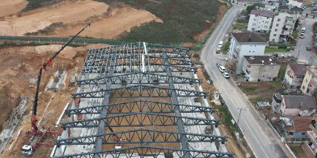Çayırova'da yeni salonun çatı makasları tamam