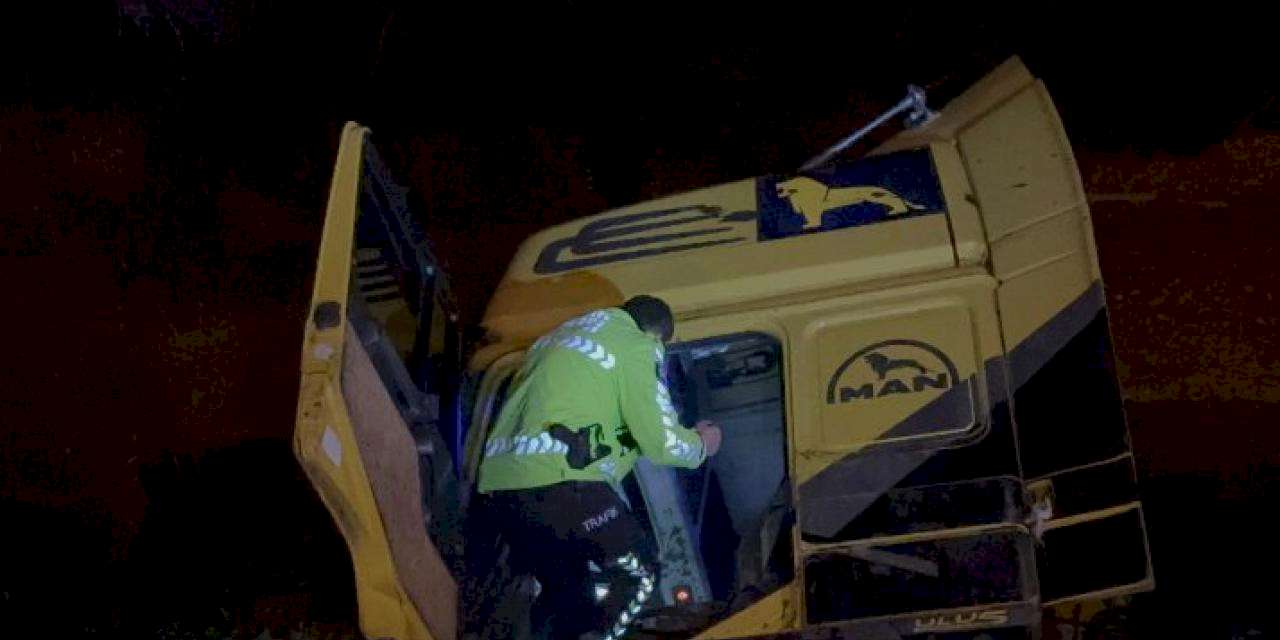 Tır şarampole devrildi: 1 yaralı