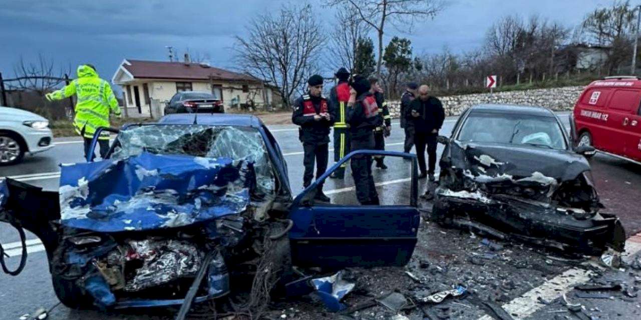 Düzce’de 2 otomobil çarpıştı: 1 ölü, 3 ağır yaralı