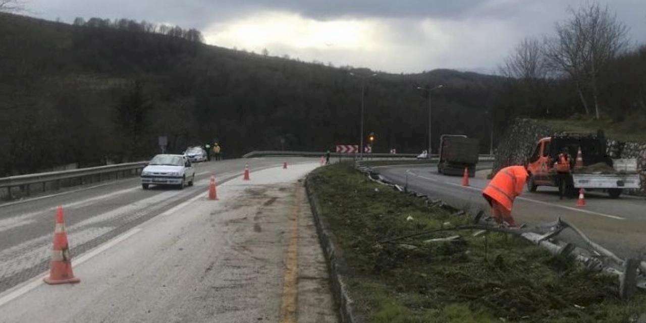 Düzce'de lastiği patlayan tır karşı şeride geçti