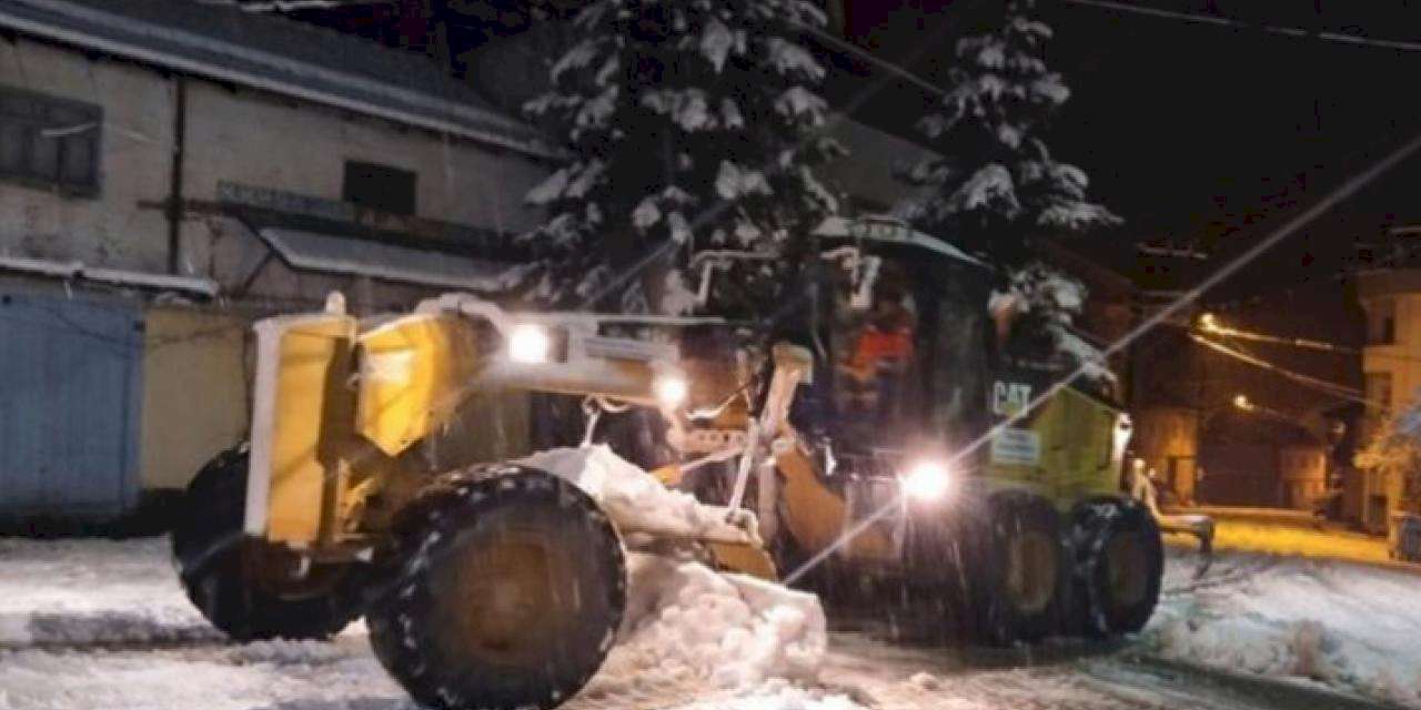 İnegöl'de gece boyu kar temizliği