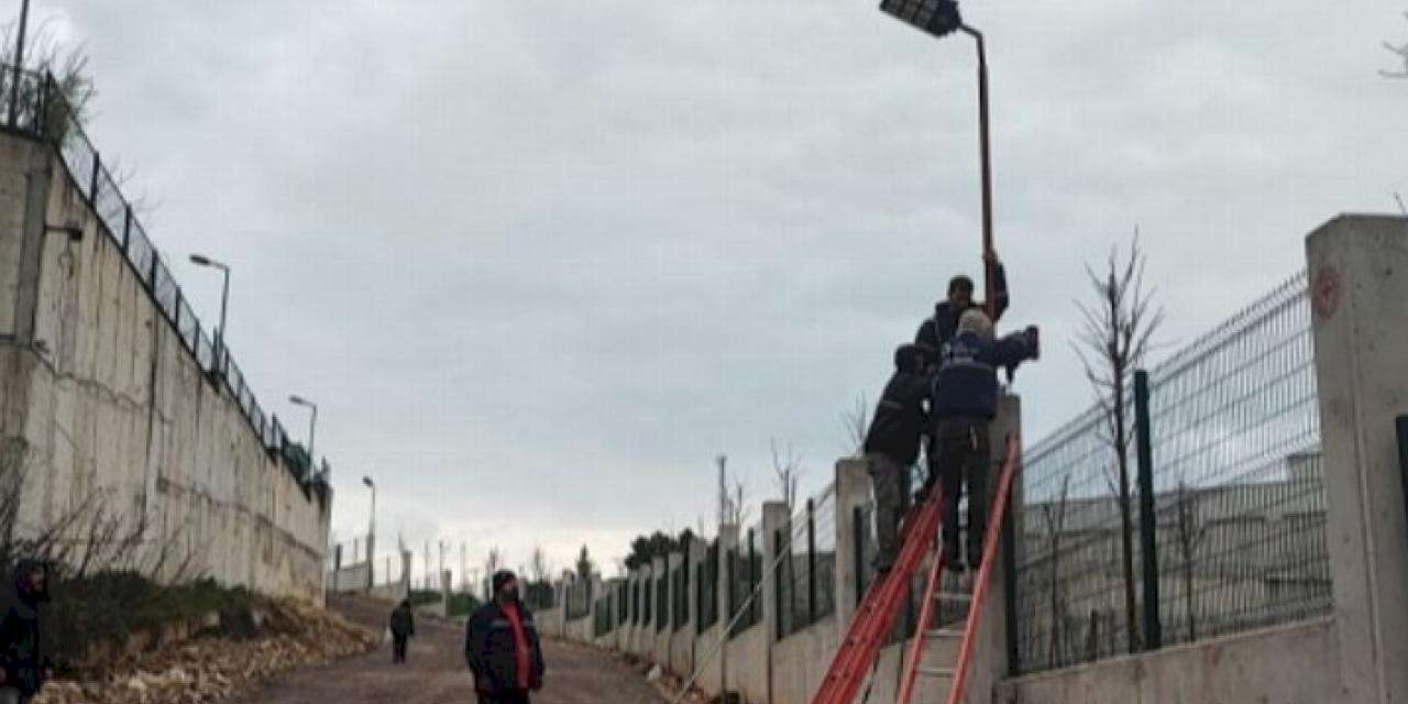 İzmit Belediyesi yolu güneş enerjisi ile aydınlatıyor