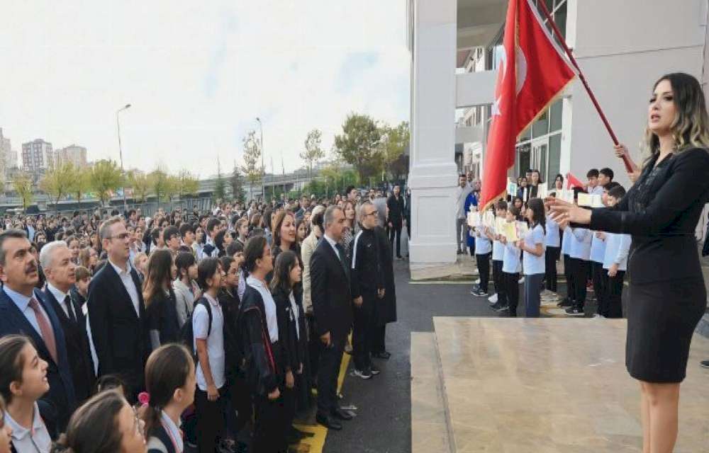 Okullarda şehitler için saygı duruşu