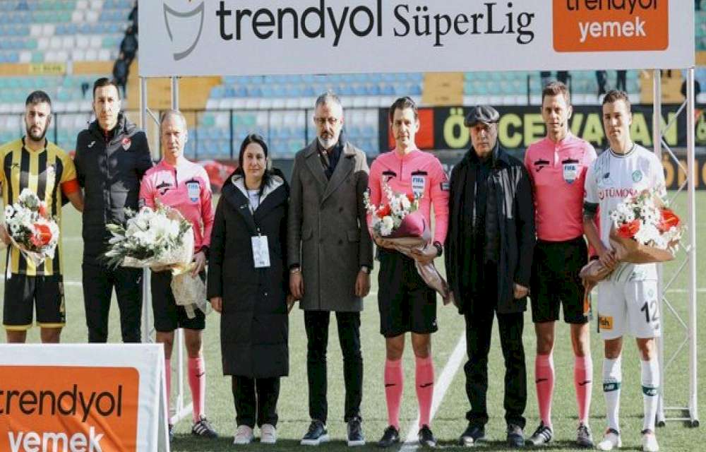 Hakem Halil Umut Meler'e çiçekli karşılama!