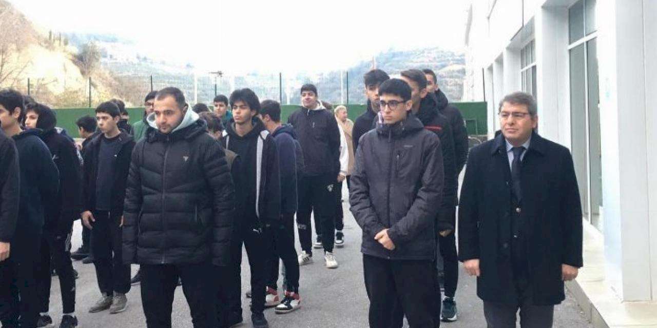 Şehitler için okullar saygı duruşunda