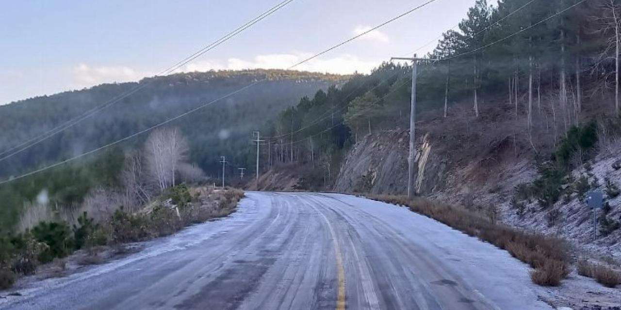 Muğla buzlanmaya karşı tuzladı