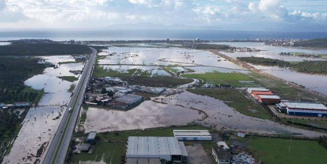 Ayvalık sular altında! Kuvvetli yağış Nikita Deresi'ni taşırdı