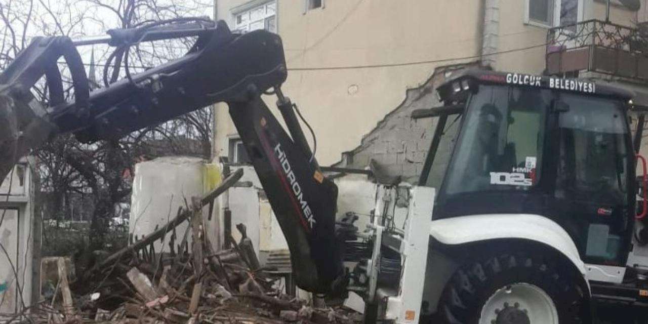 Gölcük'te tehlikeli metruklara yıkım