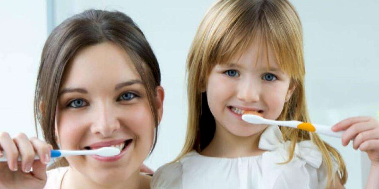 İlk dişlerin çıkmasıyla fırçalama alışkanlığı kazanılmalı