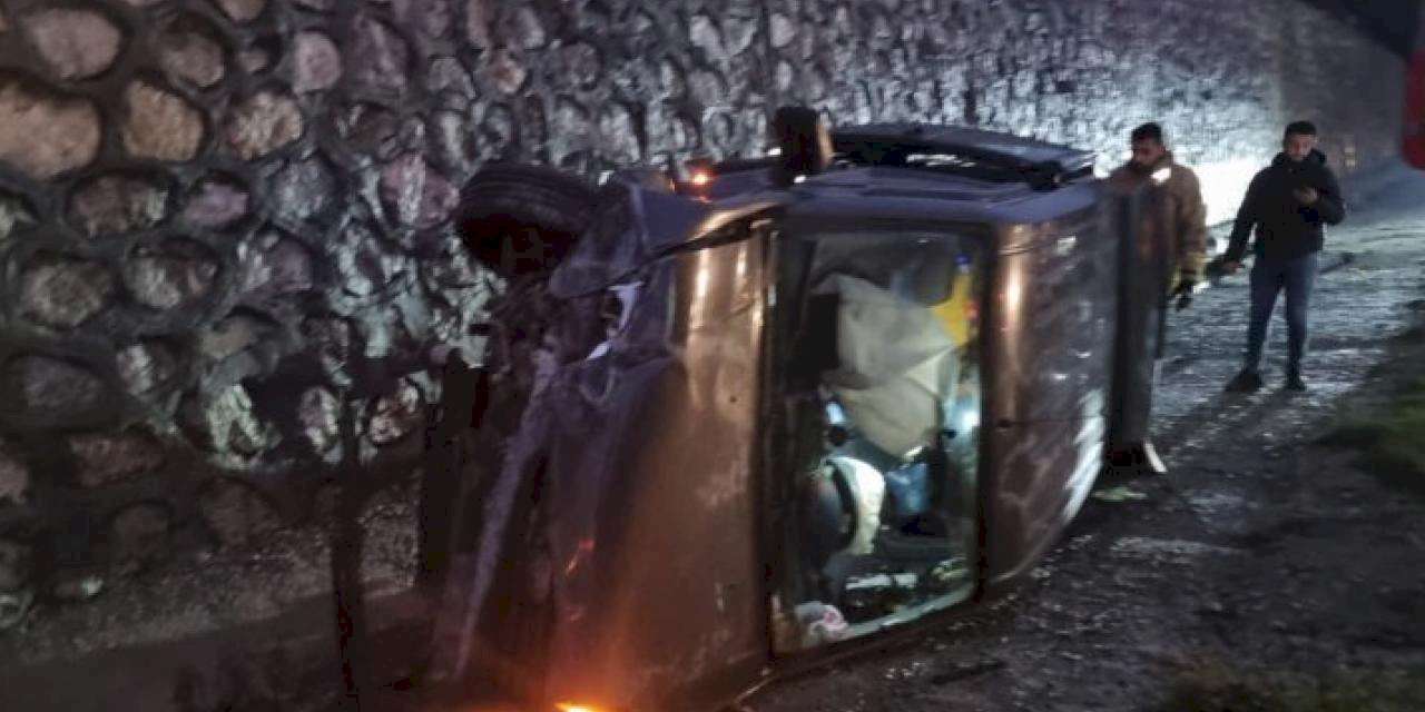 Adıyaman'da hafif ticari araç şarampole devrildi: 4 yaralı