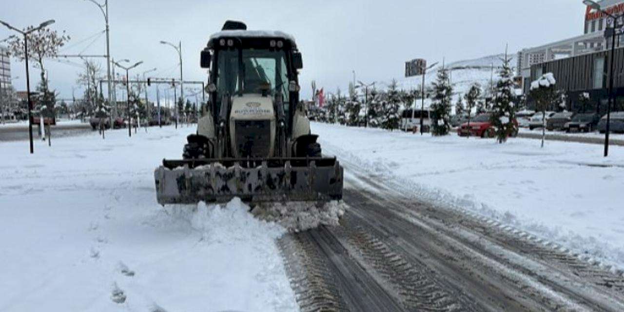 Malatya'da karla mücadele devam ediyor