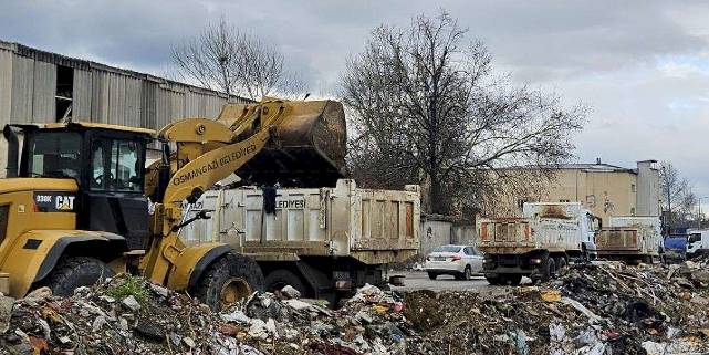 Bursa Osmangazi'de kaçak atılan molozlar temizlendi